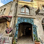Takunya Cave גורמה