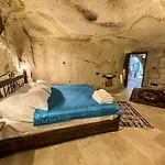 Takunya Cave מלון