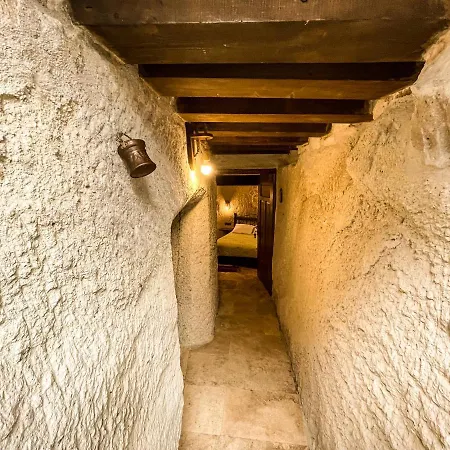 Hotel Takunya Cave